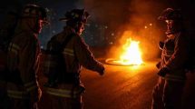 incendio bomberos controlan llamas