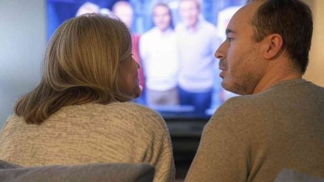 nteflix reviews. Una pareja sentada en su mueble viendo series