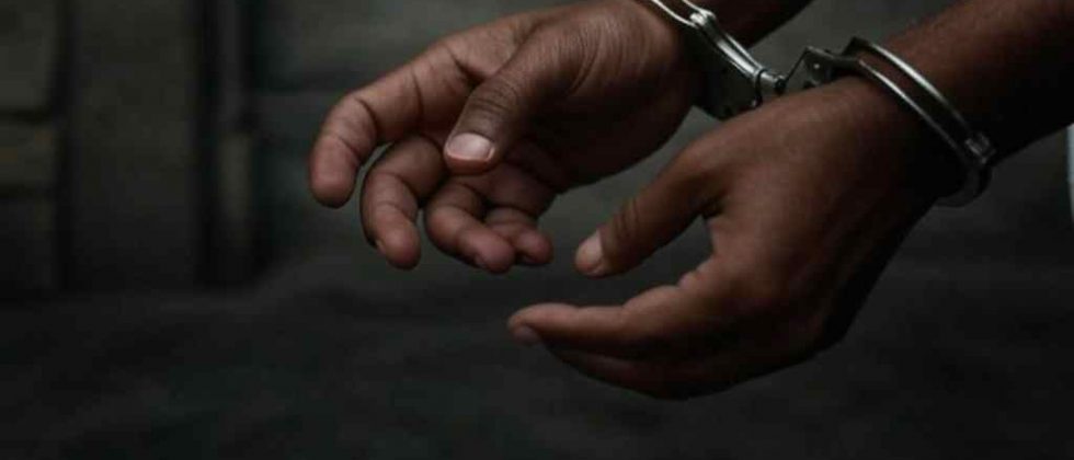 imagen de sujeto preso en la cárcel