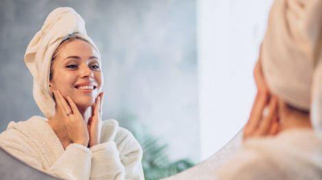 Mujer cuidando su piel