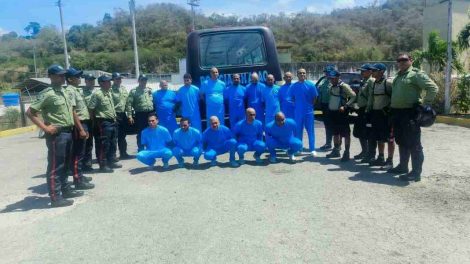Funcionarios de PoliChacao junto a privados de libertad