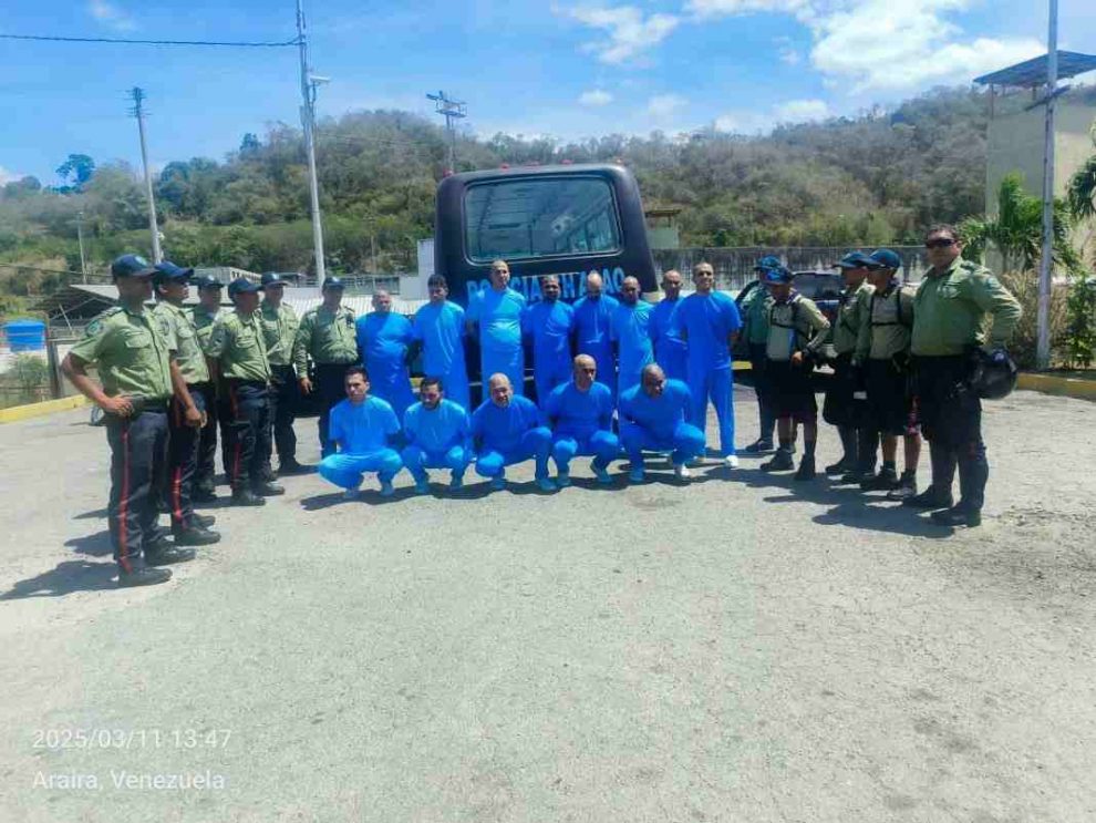 Funcionarios de PoliChacao junto a privados de libertad