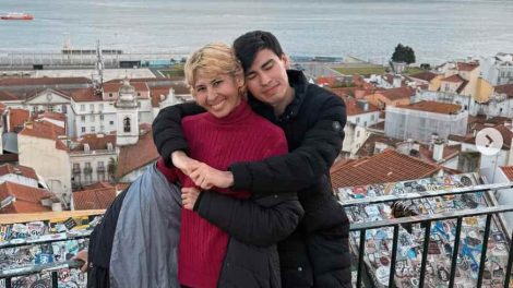 La Divaza y su madre en Lisboa, Portugal.