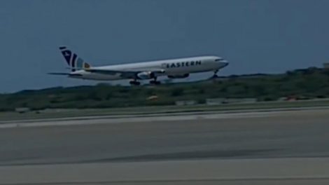 Un nuevo vuelo con 175 migrantes venezolanos deportados desde EEUU llegó a Venezuela este domingo. Conoce los detalles del arribo.