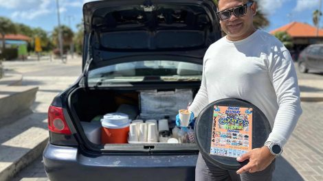 César Pernalete ofrece chicha recién preparada desde la cajuela de su auto en Oranjestad, Aruba en enero de 2025. Foto de Diego Gómez Pickering