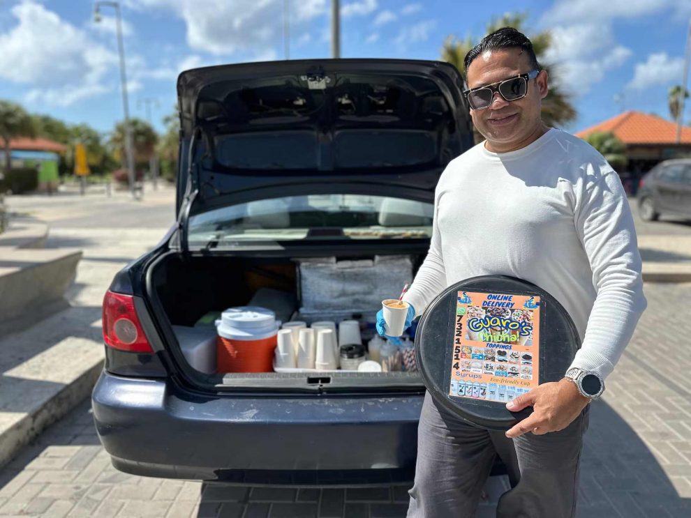 César Pernalete ofrece chicha recién preparada desde la cajuela de su auto en Oranjestad, Aruba en enero de 2025. Foto de Diego Gómez Pickering