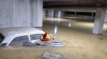 tubería matriz en San Antonio de Los Altos. Carro debajo del agua. Estacionamiento inundado