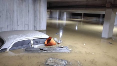 tubería matriz en San Antonio de Los Altos. Carro debajo del agua. Estacionamiento inundado