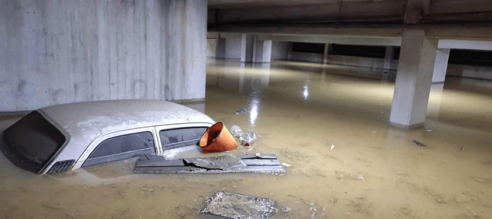 tubería matriz en San Antonio de Los Altos. Carro debajo del agua. Estacionamiento inundado
