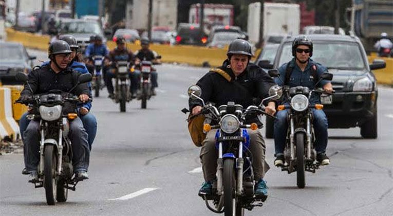 motorizaos en la autopista