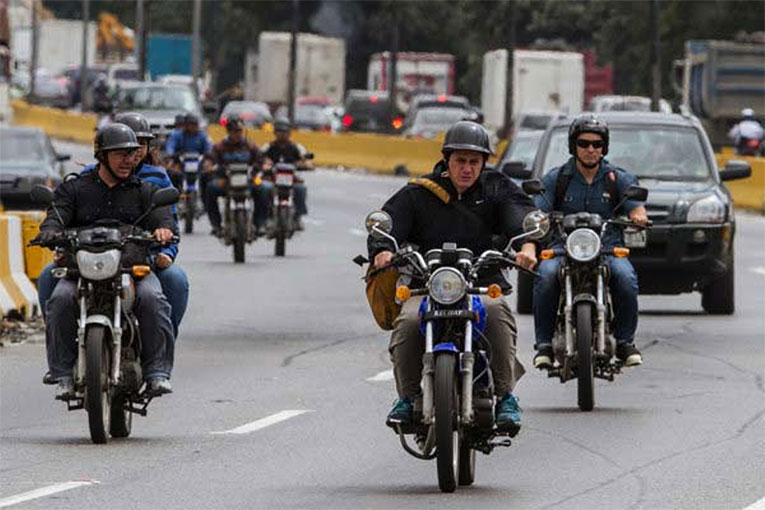 motorizaos en la autopista