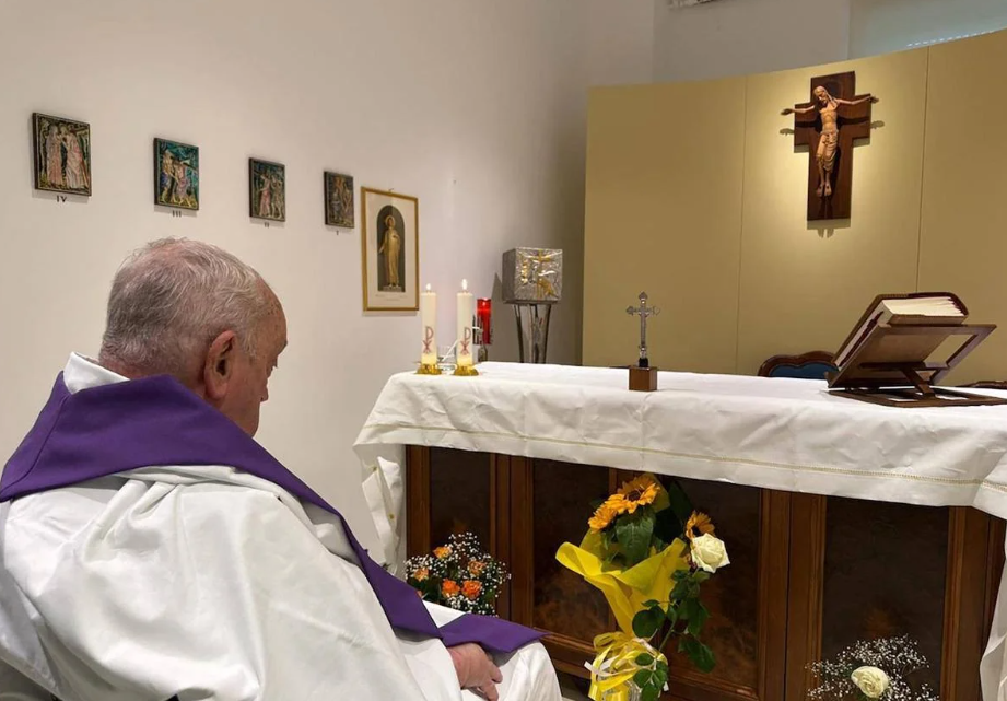 Primera imagen del Papa desde su ingreso al hospital