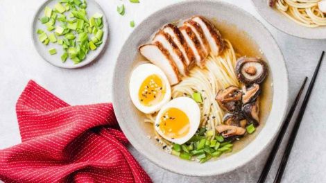 Ramen de pollo y vegetales