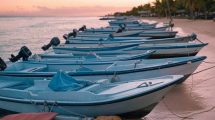 Lanchas paradas a la orilla de la Playa