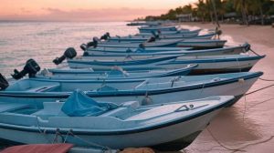 Lanchas paradas a la orilla de la Playa