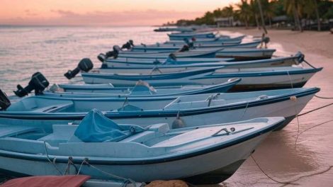 Lanchas paradas a la orilla de la Playa