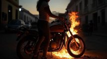 una mujer incendia una moto en una calle de Venezuela