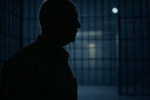 Hombre detenido en la cárcel