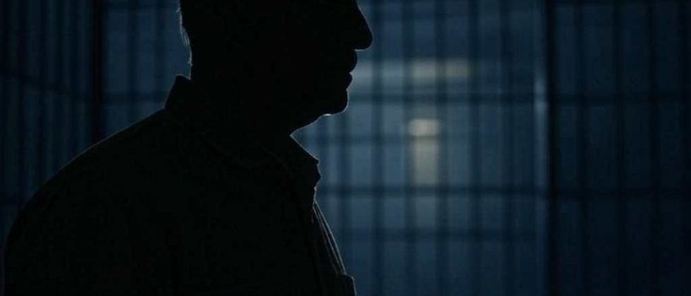 Hombre detenido en la cárcel