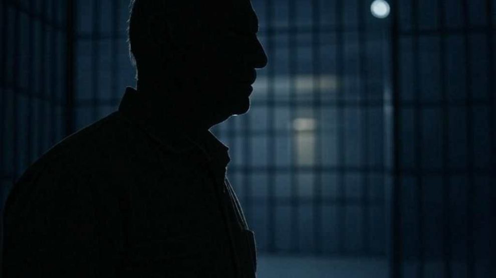 Hombre detenido en la cárcel