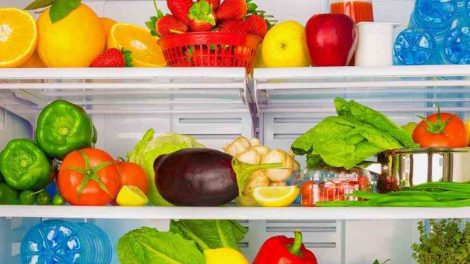 Nevera con alimentos