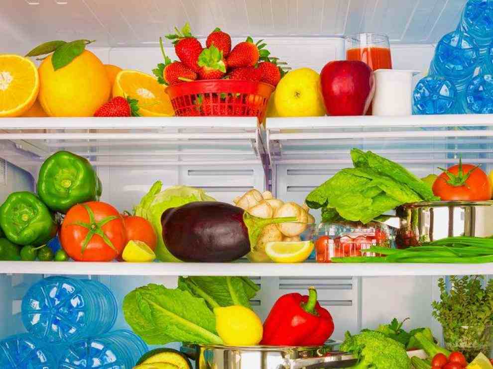 Nevera con alimentos