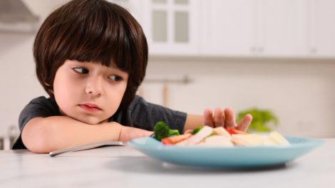 Niño rechazando la comida