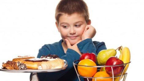 Niño y dulces
