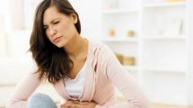 Mujer con dolor menstrual