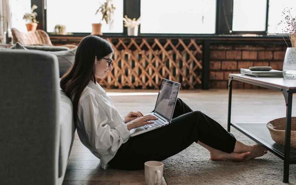 Mujer sentada con una laptop