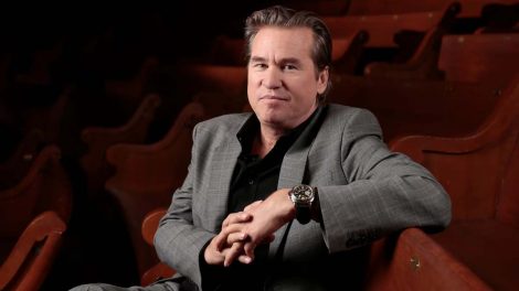 fallece Val Kilmer. Val Kilmer, reconocido por sus papeles en ‘Top Gun’ y ‘Batman Forever’, falleció a los 65 años debido a una neumonía. Repasamos su destacada carrera y legado en el cine.