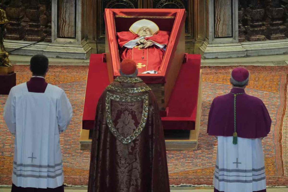 féretro del papa Francisco en la basílica de San Pedro