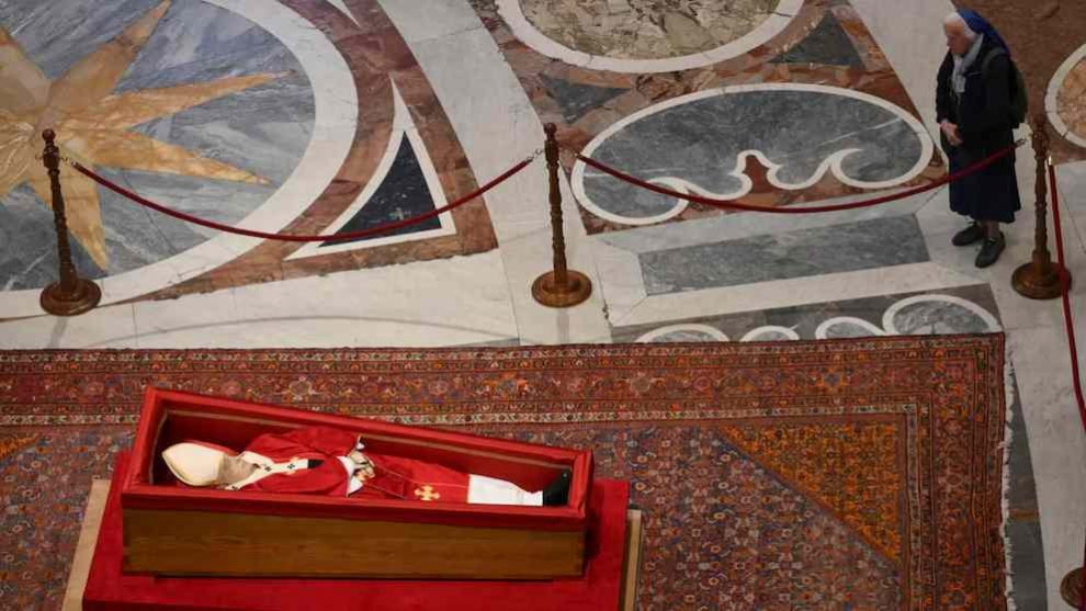 Sor Geneviève Jeanningros rompió el protocolo y se despidió del papa Francisco junto a su féretro, en una emotiva escena en el Vaticano.