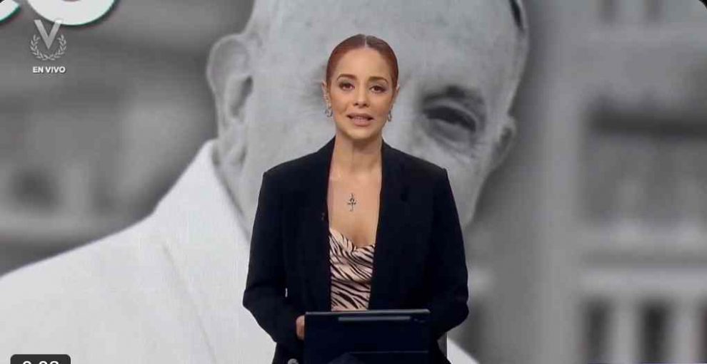 Periodista venezolana confundió papamóvil con batimóvil al informar sobre la muerte del papa Francisco y el video se volvió viral.