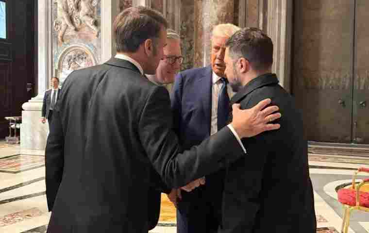 Macron, Trump, Zelenski y Starmer tuvieron un encuentro positivo en El Vaticano