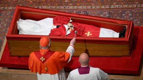 Vaticano cierra el ataúd del papa Francisco