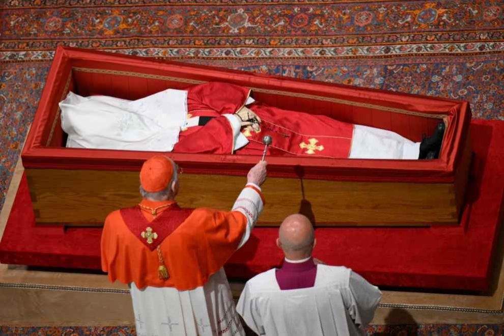 Vaticano cierra el ataúd del papa Francisco