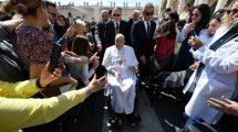 Papa Francisco reaparece tras hospitalización