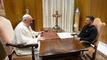 El papa Francisco reunido con Zelenski