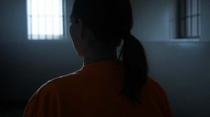 ua mujer detenida en una celda o prision. ai