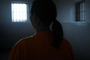 ua mujer detenida en una celda o prision. ai