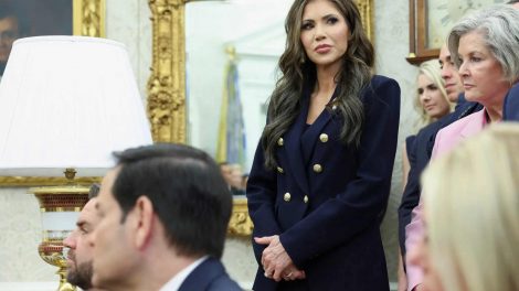 Kristi Noem en la Sala Oval