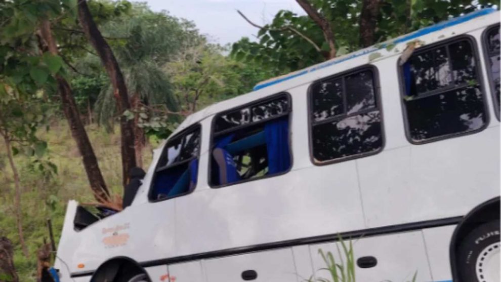 Autobús volcó en autopista de Barinas: 3 muertos