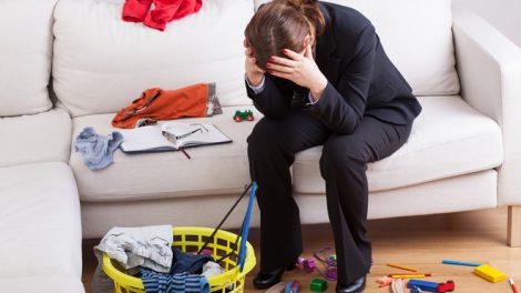 mujer sentada en el mueble en medio de un desorden
