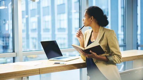 mujer con computadora