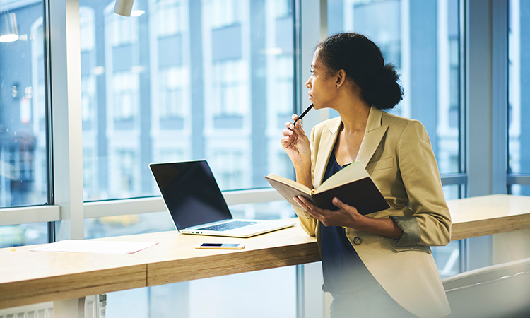 mujer con computadora