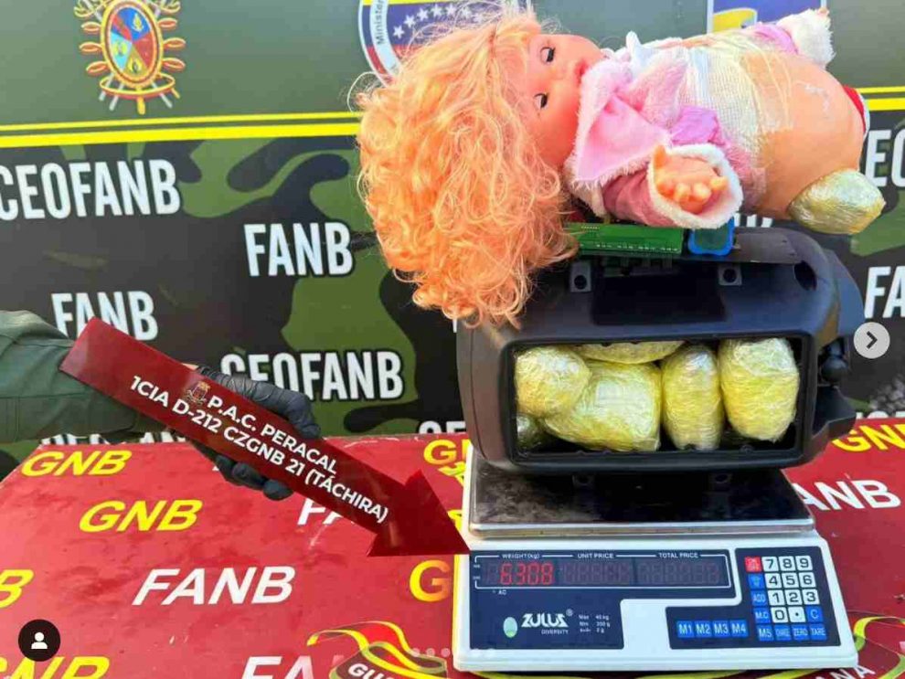 Marihuana oculta en muñeca de plástico