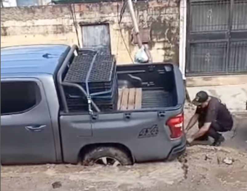 Camioneta Pick Up se la tragó el asfalto en Maracay