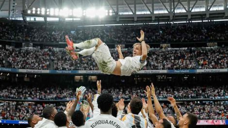 Modric emotivo adiós del Real Madrid. Compañeros lanzan al aire