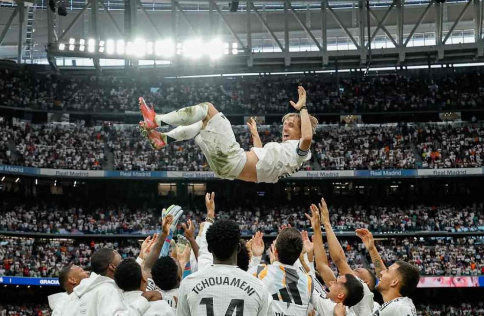 Modric emotivo adiós del Real Madrid. Compañeros lanzan al aire